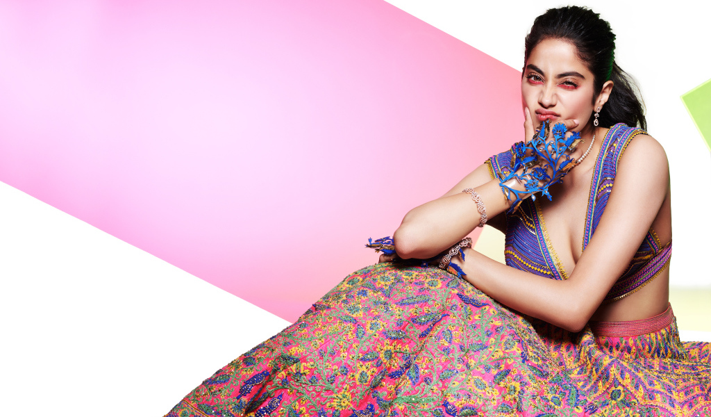 Индийская актриса Джанви Капур в ярком наряде