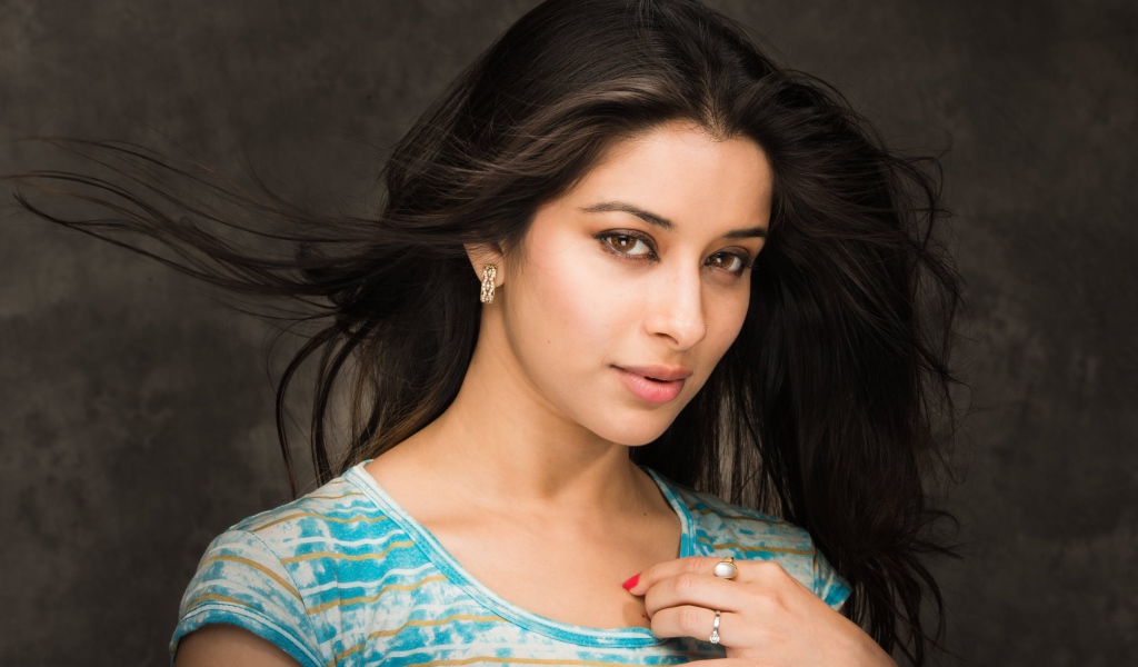 Индийская актриса Нира Банерджи на сером фоне