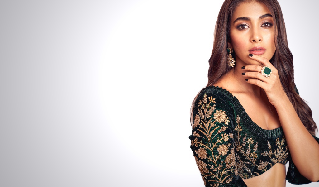 Индийская актриса Пуджа Хегде в красивом сари