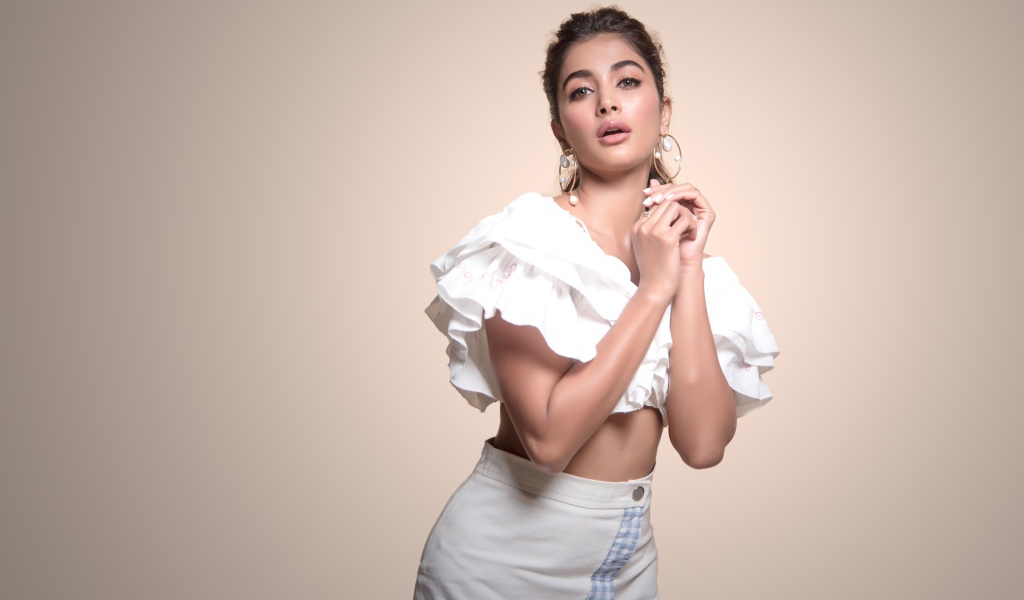 Индийская актриса Пуджа Хегде в белом костюме