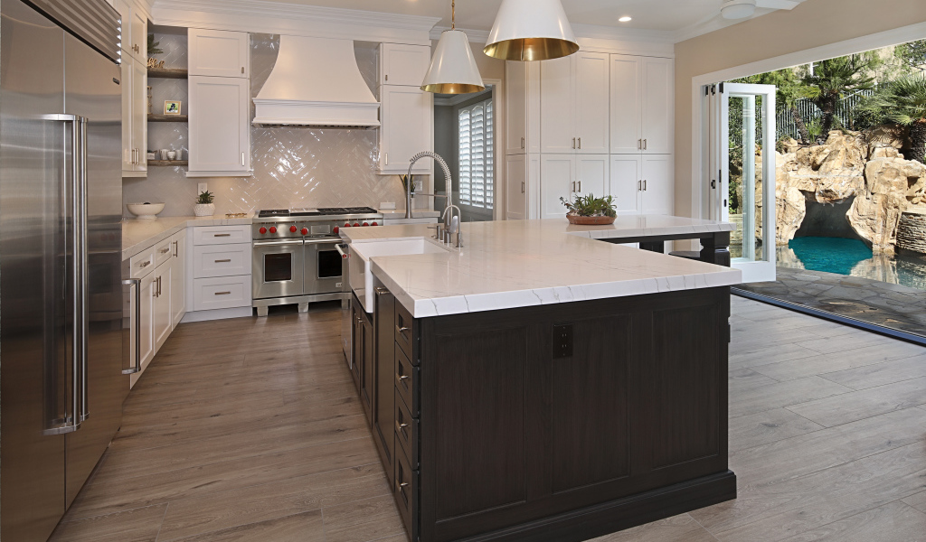 Кухня с большим холодильником с выходом в сад 