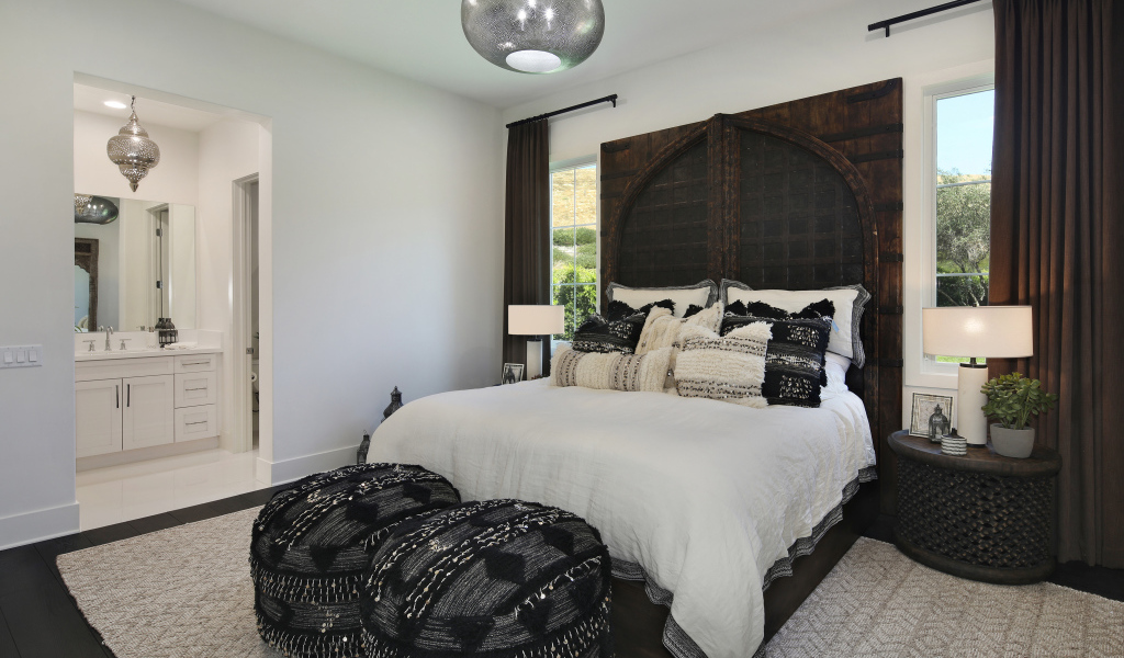 Большая спальная комната с кроватью и ванной комнатой 