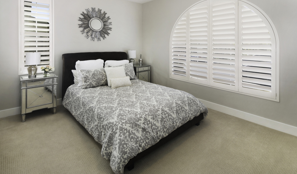 Большая спальня с кроватью и окном 