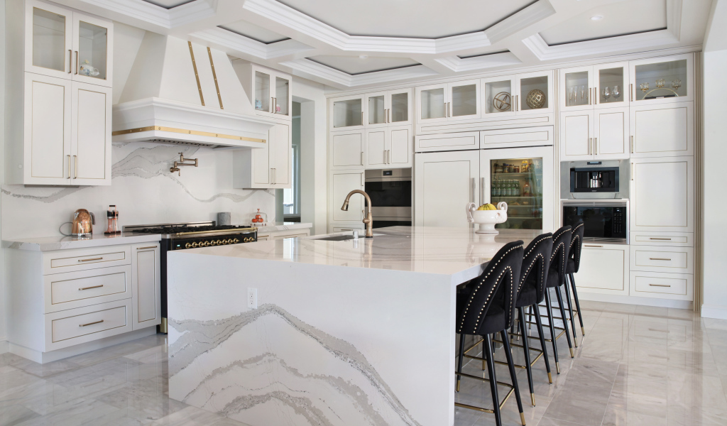 Большая спальня с черными кожаными стульями 