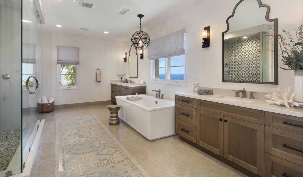 Большая светлая ванная комната 