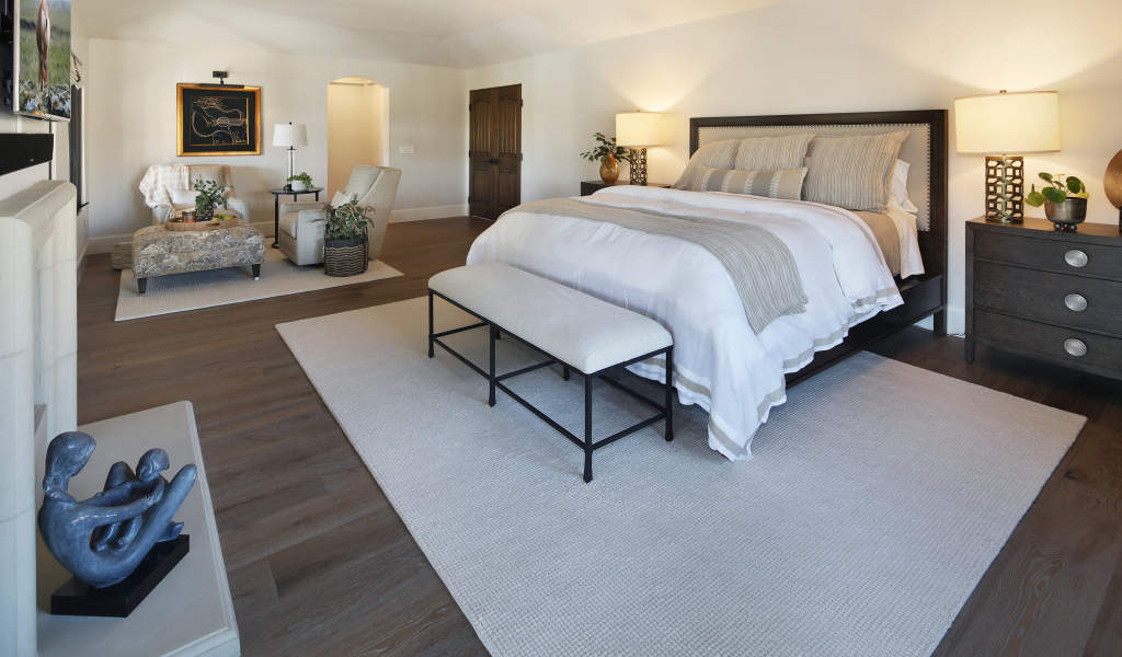 Большая светлая спальня с кроватью и мебелью