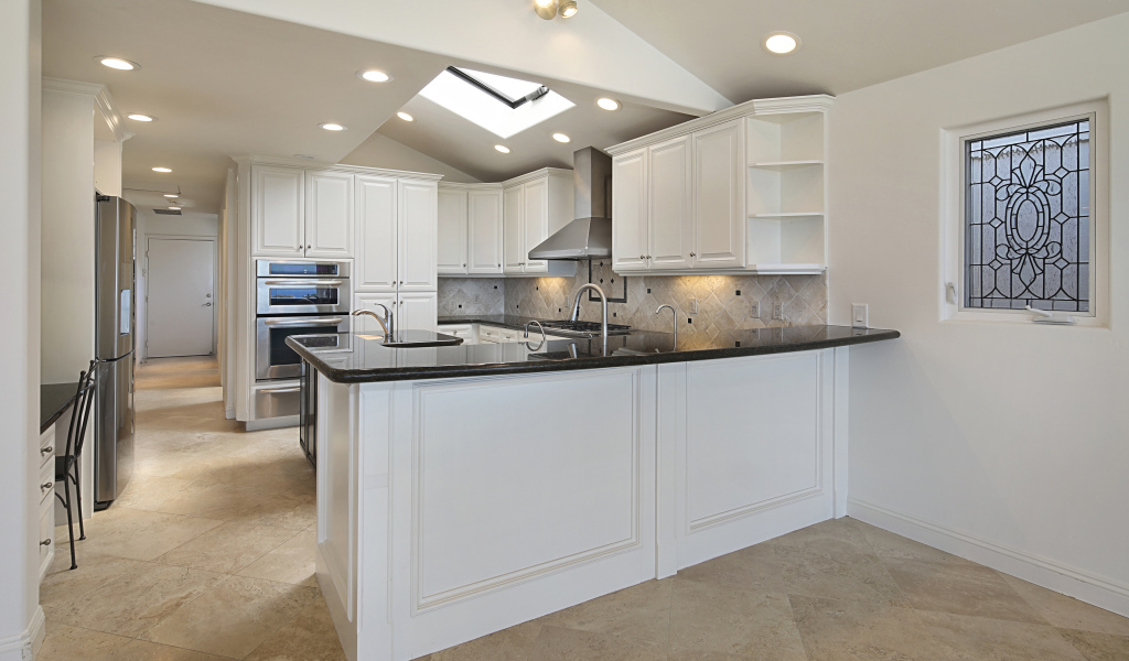 Большая светлая кухня в квартире 