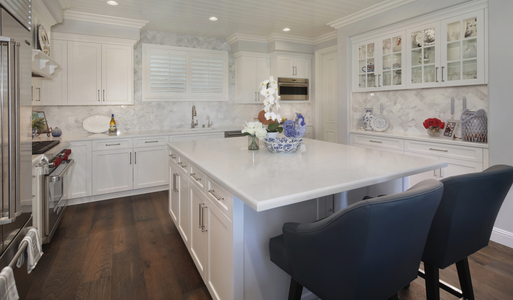 Большая светлая кухня с серыми креслами