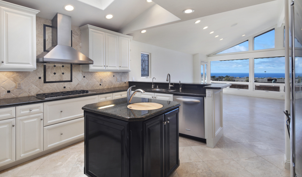 Большая светлая кухня с большим окнами