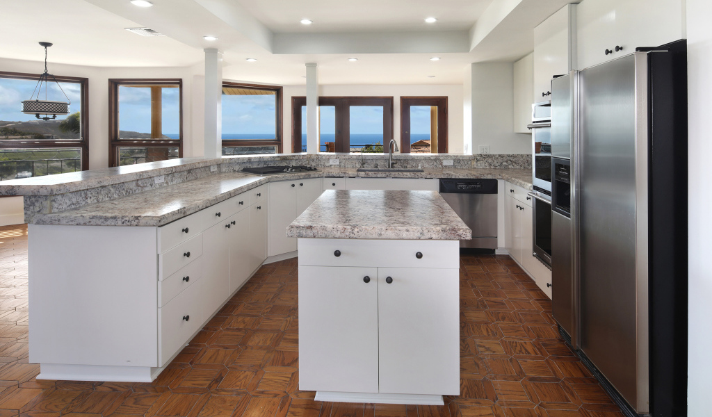 Большая светлая кухня с мраморными столешницами