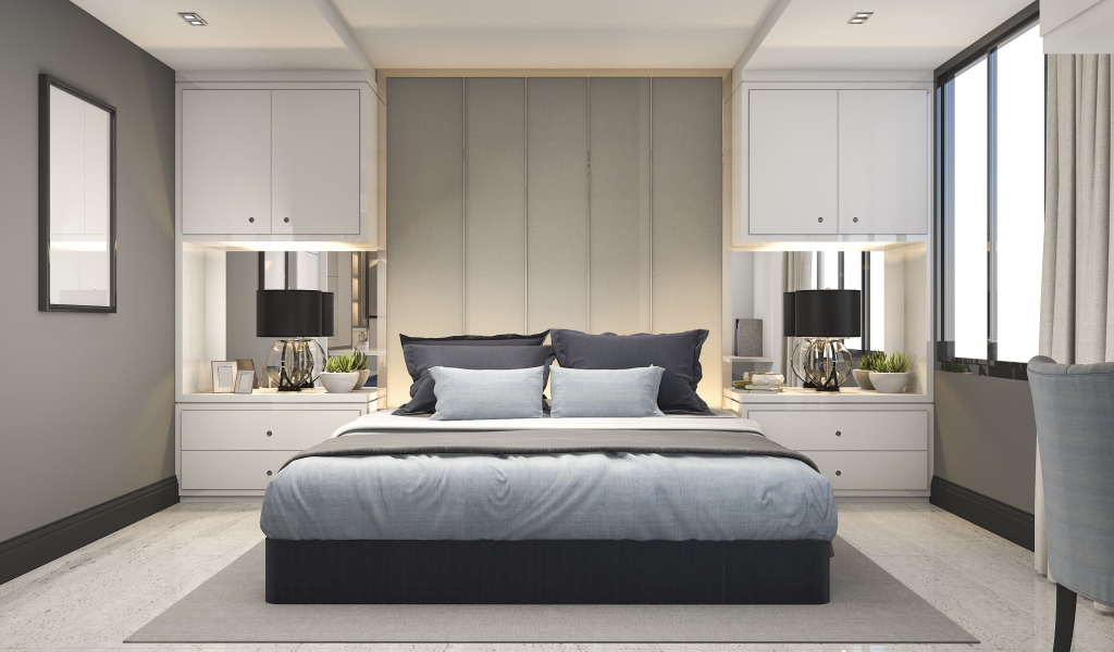 Большая двуспальная кровать в серой спальне