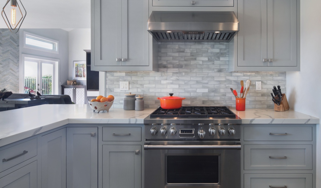 Большая газовая плита в серой кухне 