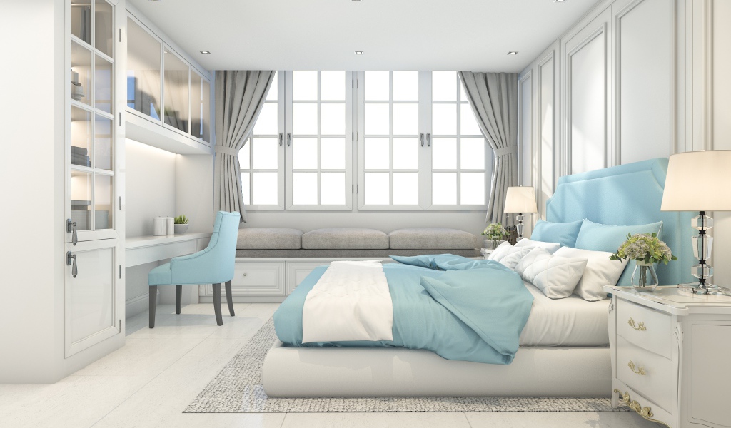 Большая спальня в серых тонах с кроватью и окнами