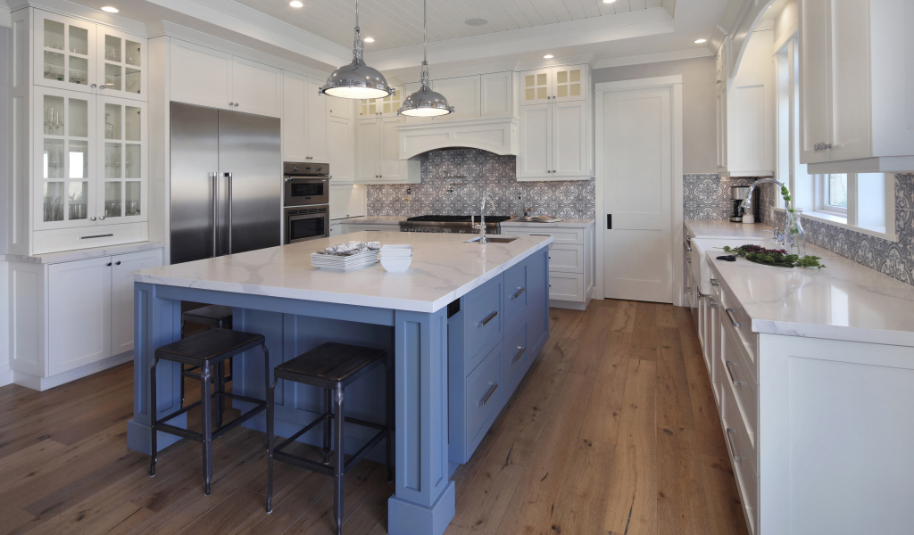 Большой серый стол в просторной белой кухне 