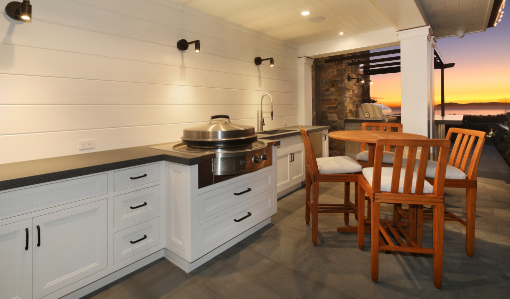 Большая кухня с деревянным столом и видом на море