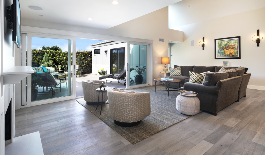 Большая гостиная комната с выходом в сад 