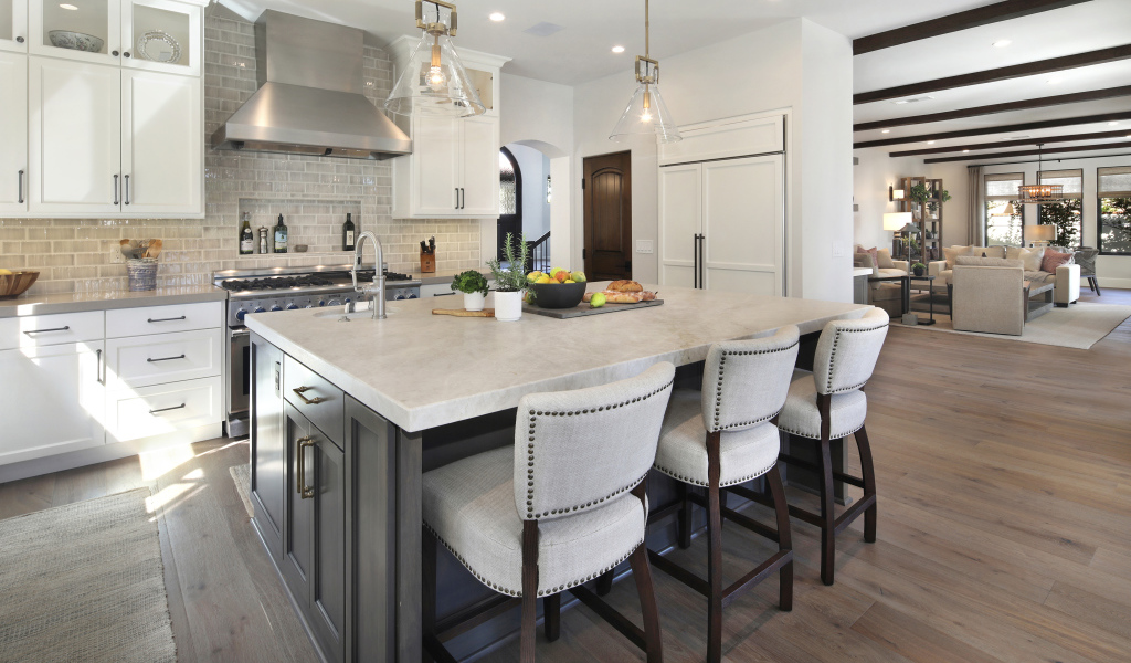 Большой мраморный стол в кухне 