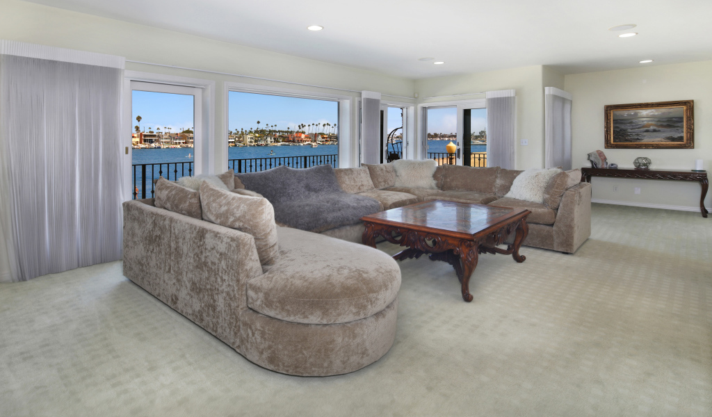 Большой диван и стол в просторной гостиной 