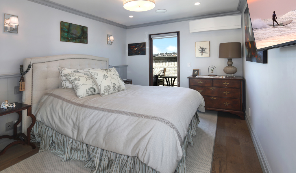 Большая мягкая кровать в спальной комнате