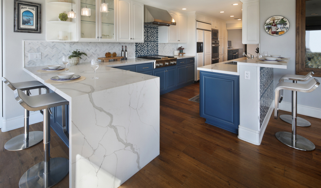 Большая стильная кухня с паркетным полом