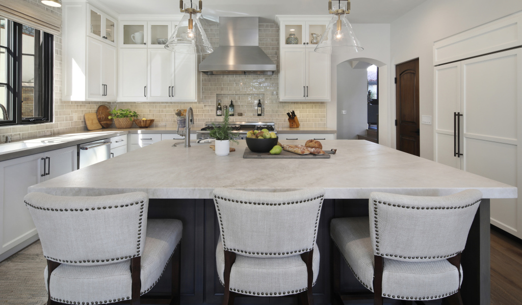 Большой стол в столовой с кухней 