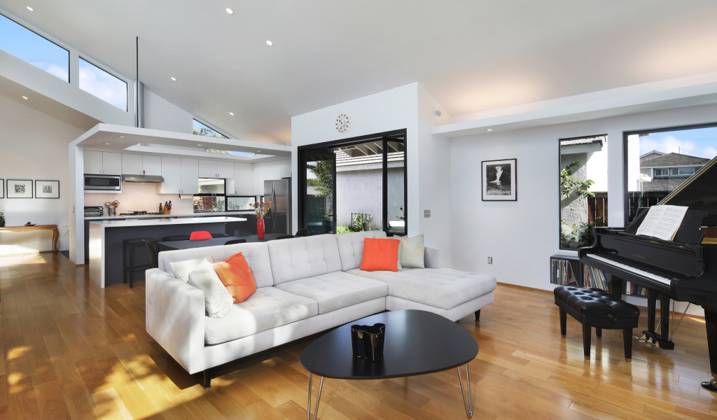 Большой белый диван в гостиной комнате с роялем