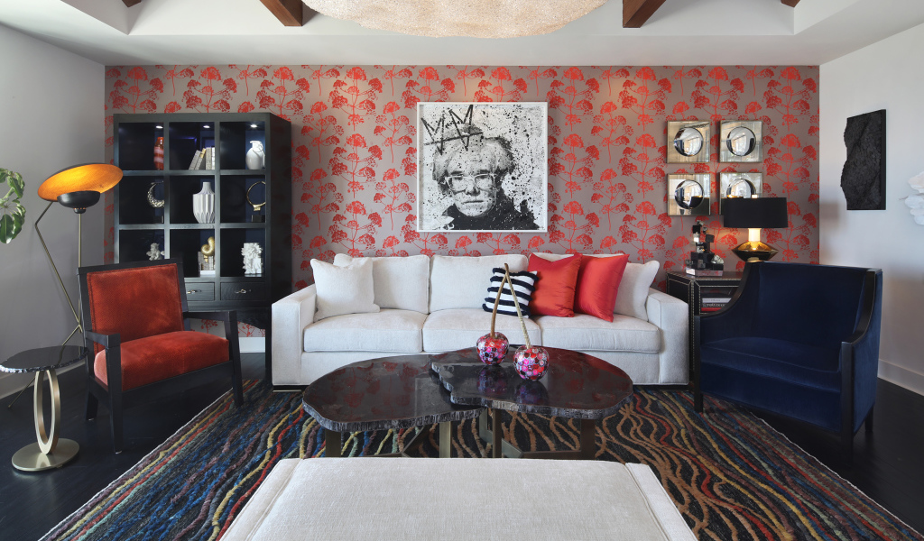 Большой белый диван в комнате с картиной на стене