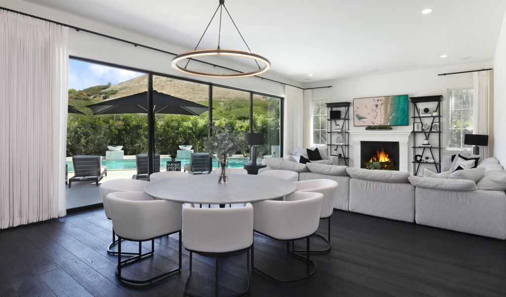 Большой белый стол в комнате с диваном и камином 