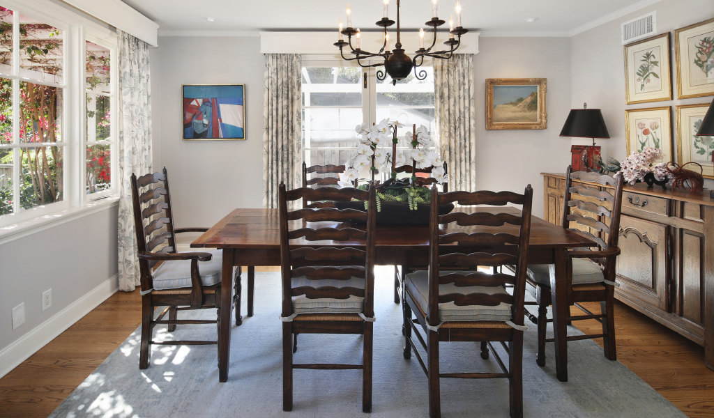 Большой деревянный стол в комнате с большими окнами