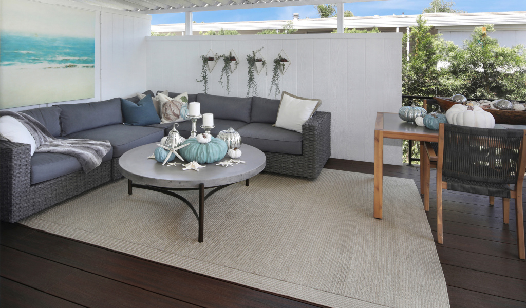 Гостиная комната с большим серым диваном