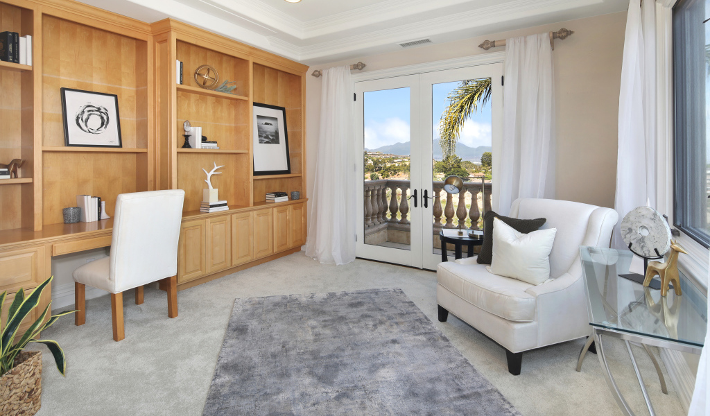 Гостиная комната с мебелью и балконом 