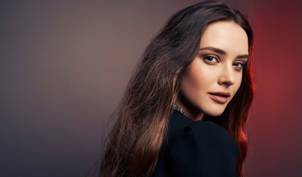 Длинноволосая девушка, актриса Кэтрин Лэнгфорд в черном платье