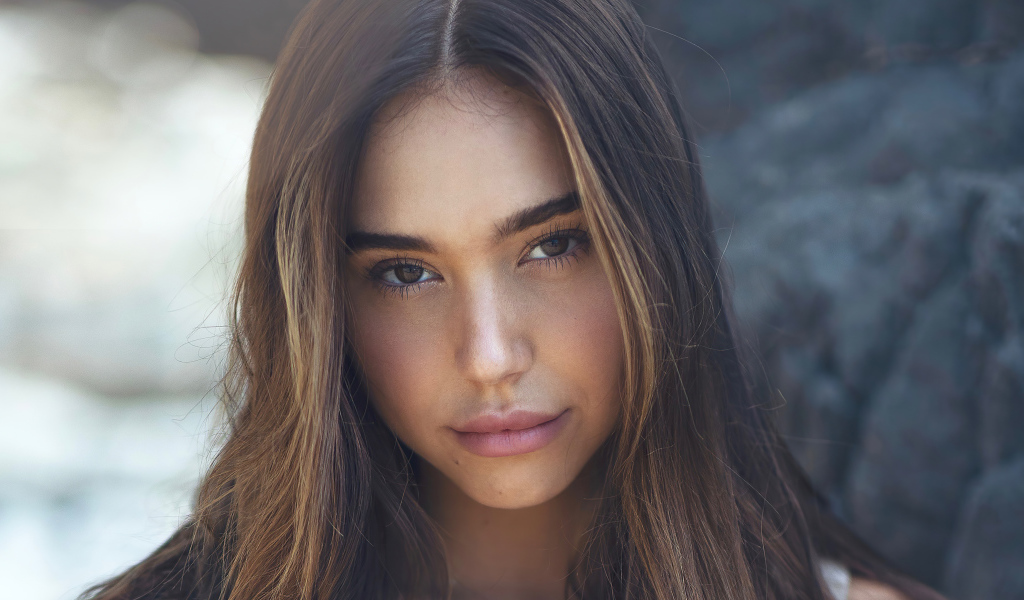 Длинноволосая актриса Алексис Рэн крупным планом