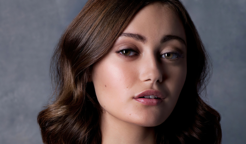 Милая девушка, британская актриса Элла Пернелл лицо крупным планом