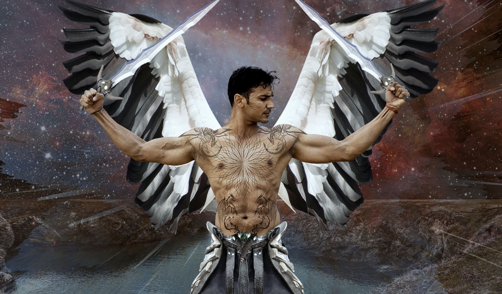 Мужчина боевой ангел с татуировками на теле 