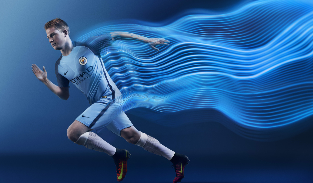 Мужчина футболист оставляет за собой неоновый след 