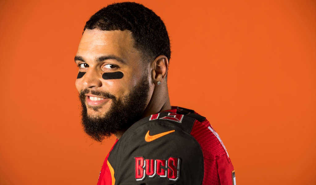 Мужчина с бородой, игрок в американский футбол Майк Эванс