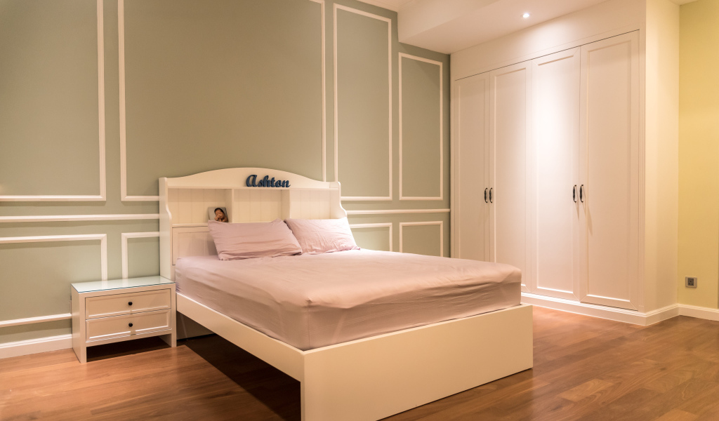 Спальная комната с белой кроватью в стиле минимализм