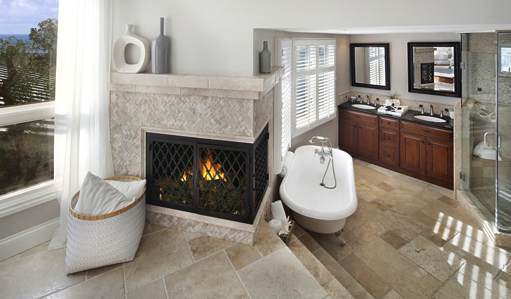 Современная квартира с просторной ванной и камином