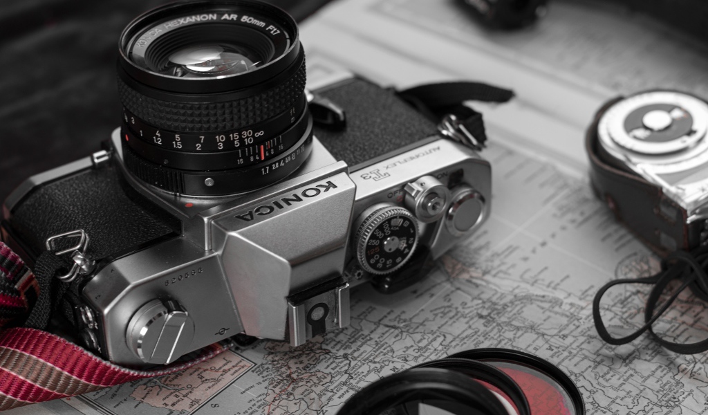 Старый фотоаппарат konica лежит на карте