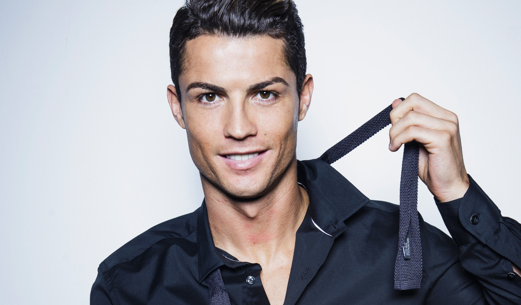 Популярный футболист Криштиану Роналду  с очаровательной улыбкой