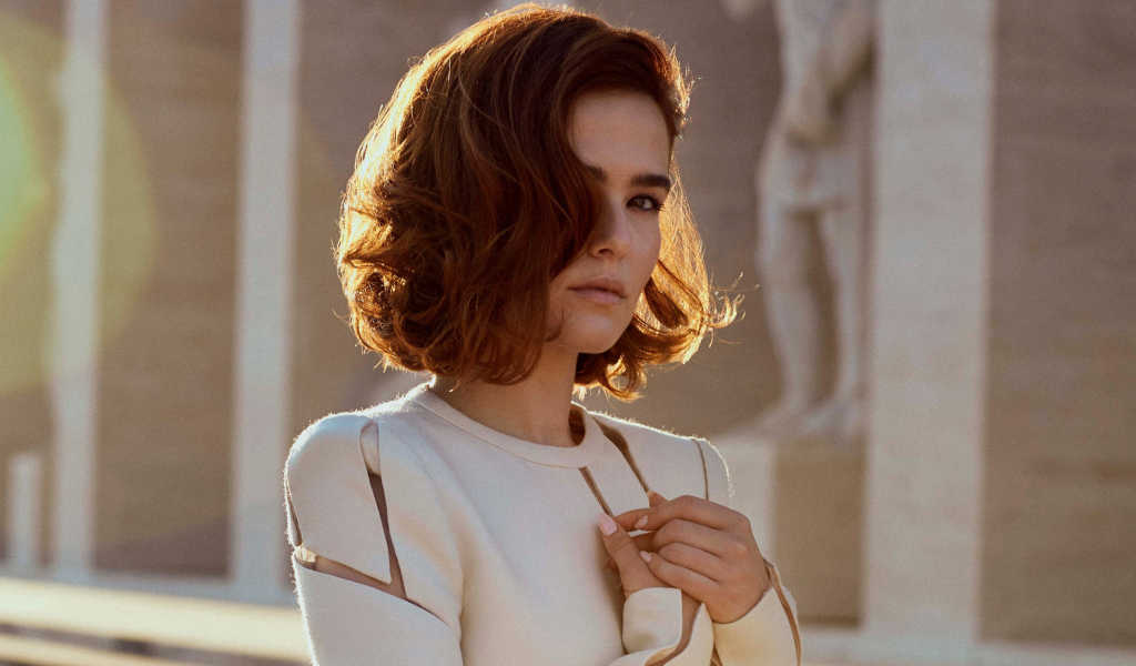 Рыжеволосая девушка, актриса Зои Дойч