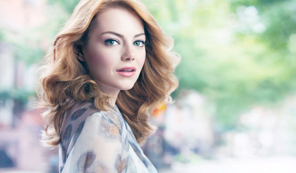 Рыжеволосая зеленоглазая девушка, актриса Эмма Стоун