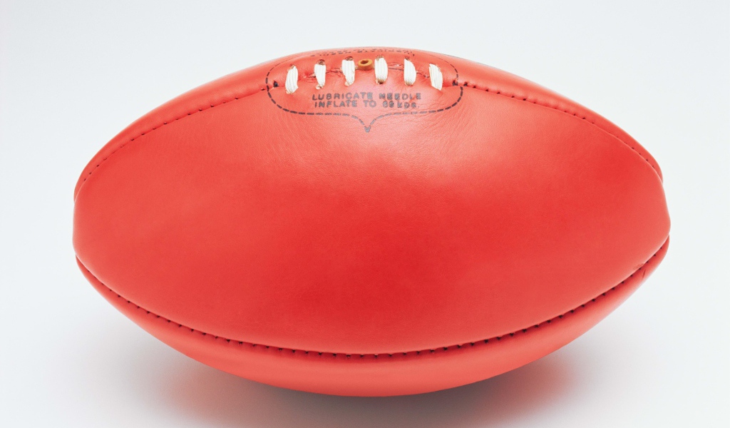 Красный мяч для американского футбола на белом фоне 