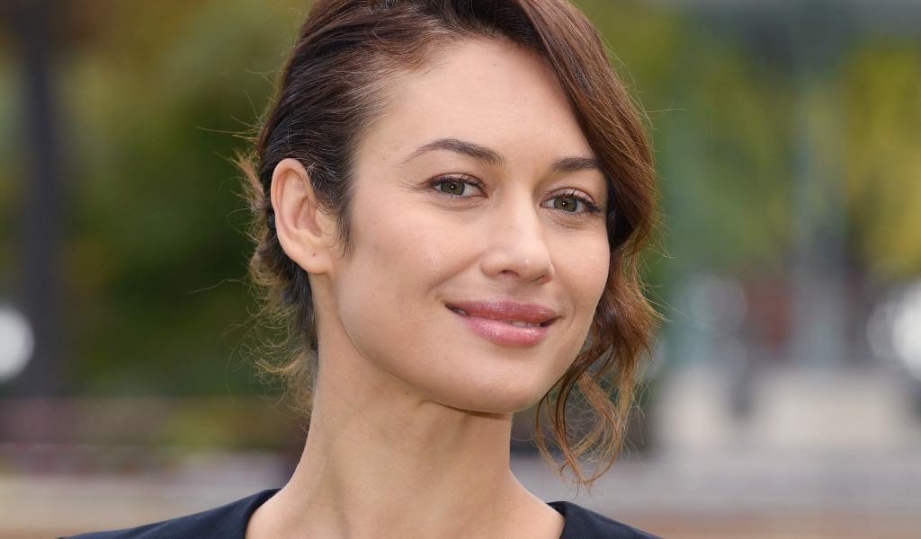 Российская актриса и модель Ольга Куриленко с милой улыбкой