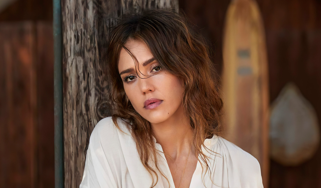 Грустная актриса Джессика Альба в белой рубашке 