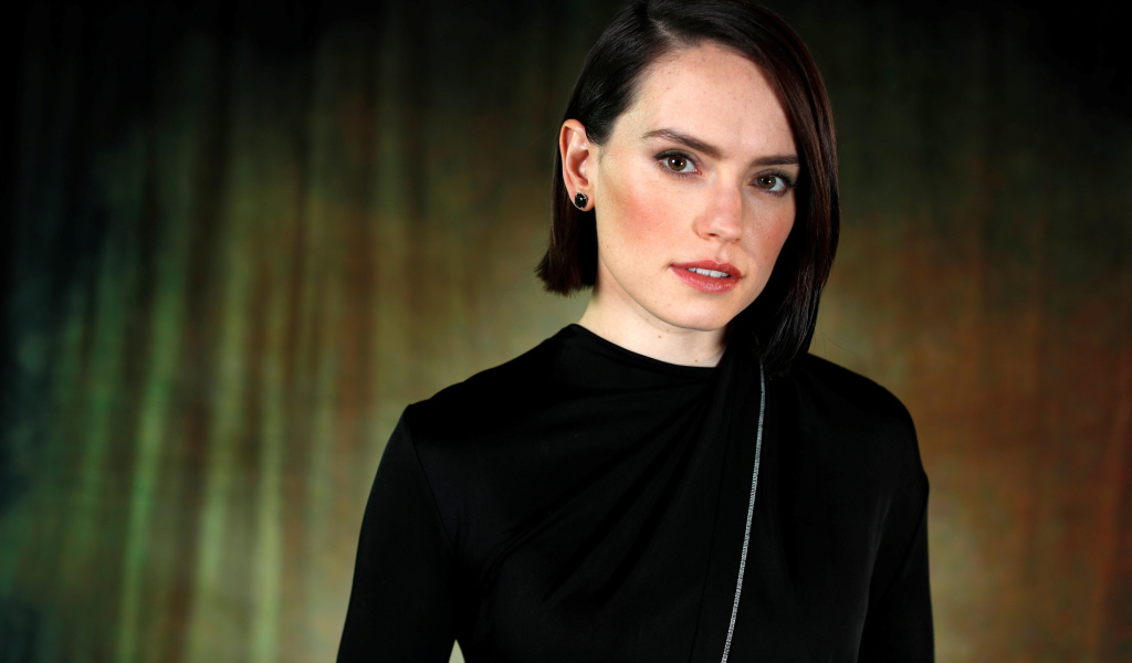 Актриса Дэйзи Ридли  с короткой стрижкой в черном платье