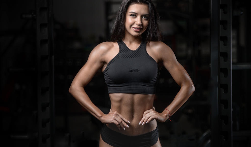 Стройная девушка в черном спортивном костюме 