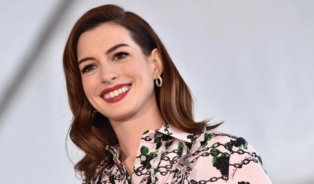 Улыбающаяся актриса Энн Хэтэуэй 