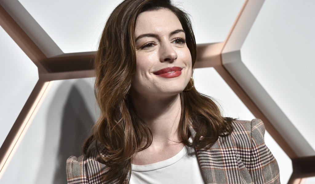 Улыбающаяся актриса Энн Хэтэуэй с очаровательной улыбкой